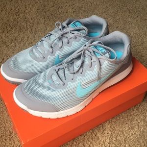 NWOT Women's Grey/Blue Nike Sneakers (size 10)